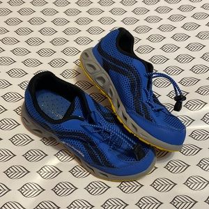 Boys/Girls Columbia sneakers. Worn for 1 week. Size 4!